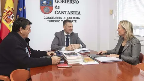 El consejero Luis Mart&iacute;nez Abad recibe a la alcaldesa de Santillana del Mar, Sara Izquierdo | Foto: Gobierno