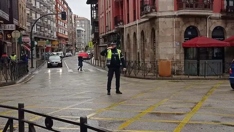 Un agente de tr&aacute;fico de Torrelavega dirigiendo el tr&aacute;fico de forma manual ante el fallo de los sem&aacute;foros en Cuatro Caminos | Foto: Radio Studio