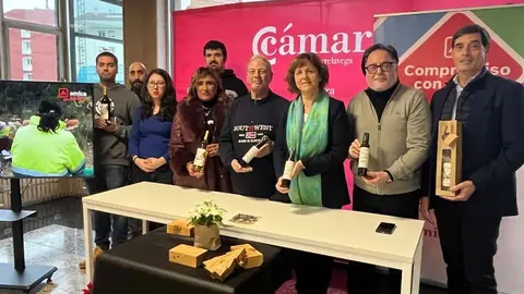 Presentaci&oacute;n en C&aacute;mara Torrelavega de los productos solidarios para ayudar a los trabajadores del Campus Diversia | Foto: Radio Studio