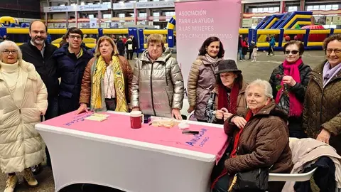 El concejal de Sanidad, Jos&eacute; Luis Urraca, junto a las representantes de AMUCCAM | Foto: Ayuntamiento