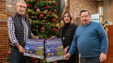 La alcaldesa, Rosa D&iacute;az, y concejales muestran los carteles anunciadores de la F&aacute;brica de la Navidad que tendr&aacute; lugar el 21 y 22 de diciembre | Foto: Ayuntamiento