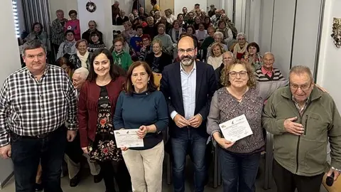 Foto de familia tras la entrada de los diploma de las 14&ordf; Jornadas M&eacute;dicas de Torrelavega | Foto: Ayuntamiento