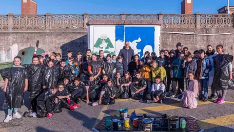 Foto de familia del alcalde de Torrelavega, Javier L&oacute;pez Estrada, con los escolares de El Salvador | Foto: Ayuntamiento