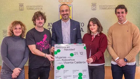 El alcalde, Javier L&oacute;pez Estrada, acompa&ntilde;ado por los concejales de Festejos, Patricia Portilla, y de Juventud, Nacho Gonz&aacute;lez, ha presentado&nbsp;la segunda edici&oacute;n de 'Patrona en Navidad', junto a los organizadores, Sandra Rubio y Emilio P&eacute;rez | Foto: Ayuntamiento