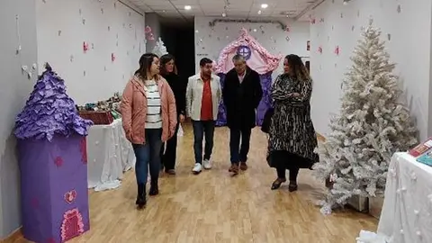 Visita de las autoridades a la exposici&oacute;n 'Rosa Navidad' | Foto: Ayuntamiento