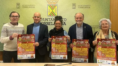 La concejala responsable de Cultura, Esther V&eacute;lez; junto con Jos&eacute; Nicasio Guti&eacute;rrez, presidente de la Coral; Manuel Egusquiza, director de la misma; Mar&iacute;a Luisa Andrea Garc&iacute;a, tesorera de la entidad; y Carlos Fern&aacute;ndez, de la empresa Telnor; han presentado el Concierto de Navidad de la Coral de Torrelavega | Foto: Radio Studio