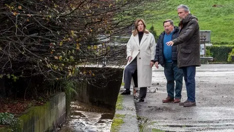 La alcaldesa, Rosa D&iacute;az, y los concejales Avelino Rodr&iacute;guez Muriedas y Fernando Sa&ntilde;udo visitando las obras ejecutadas en el arroyo Fuente del Valle | Foto: Ayuntamiento