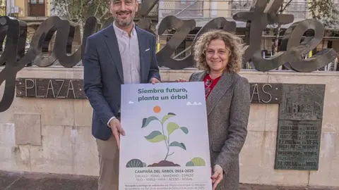 El alcalde, Javier L&oacute;pez Estrada, y la concejala de Medio Ambiente, Patricia Portilla, presentan la campa&ntilde;a del &aacute;rbol 24/25 | Foto: Ayuntamiento