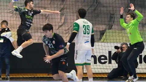 &Aacute;lex Rubi&ntilde;o lanzando a porter&iacute;a en el partido ante Anaitasuna | Foto: &Oacute;scar Aznar