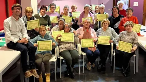 Entrega de diplomas tras la finalizaci&oacute;n de los talleres de memoria organizados por el Ayuntamiento de Torrelavega | Foto: Ayuntamiento