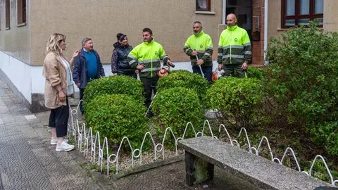 La alcaldesa y concejales visitan una de las cuadrillas del servicio de mantenimiento de jardines del municipio | Foto: Ayuntamiento