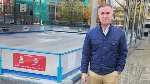 El concejal 'popular' Enrique G&oacute;mez Zamanillo junto a la pista de hielo | Foto: PP