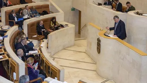 Imagen del pleno del Parlamento de Cantabria durante la aprobaci&oacute;n de los presupuestos | Foto: Agencia