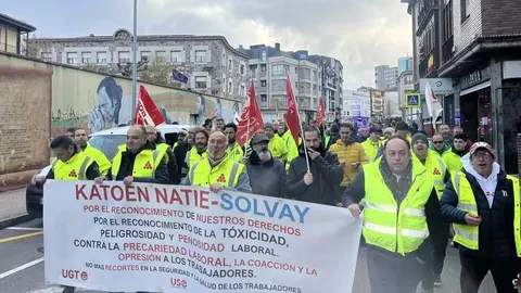 El 90% de la plantilla de Katoen Natie, empresa concesionaria del servicio de log&iacute;stica en Solvay, ha salido a las calles de Torrelavega para reivindicar sus derechos | Foto: Radio Studio