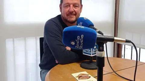 El concejal de Desarrollo Local de Torrelavega, Jes&uacute;s S&aacute;nchez, en Radio Studio