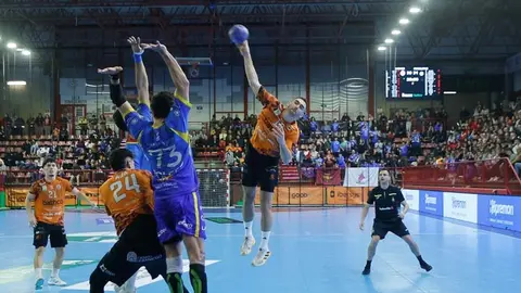 El lanzamiento de Prokop rescat&oacute; un punto para los 'naranjas' | Foto: BM Torrelavega