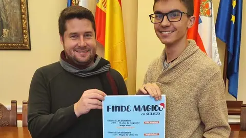 El concejal de Cultura y Juventud, Fran Gasc&oacute;n, y Asier Moon presentan el Festival | Foto: Ayuntamiento de Suances