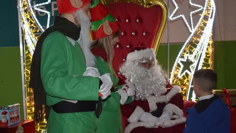 Los ni&ntilde;os y ni&ntilde;as de Pi&eacute;lagos entregaron sus cartas a Pap&aacute; Noel | Foto: Ayuntamiento