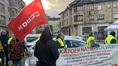 Salida de la manifestaci&oacute;n de Katoen Natie desde el Ayuntamiento de Torrelavega hasta Solvay | Foto: Radio Studio