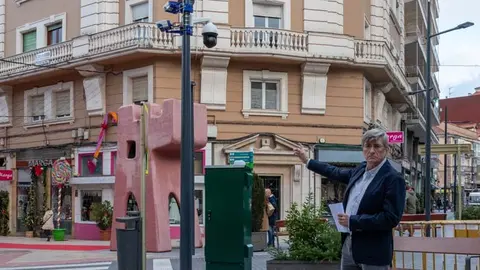 El portavoz de la plataforma Salvar Torrelavega, &Aacute;ngel Herreros, junto a una de las c&aacute;maras en la calle Juli&aacute;n Ceballos | Foto: Plataforma