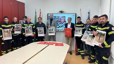 Los Bomberos de Torrelavega, junto con los alcaldes de la ciudad y Benet&uacute;sser, y el concejal de Seguridad presentan el calendario | Foto: Radio Studio