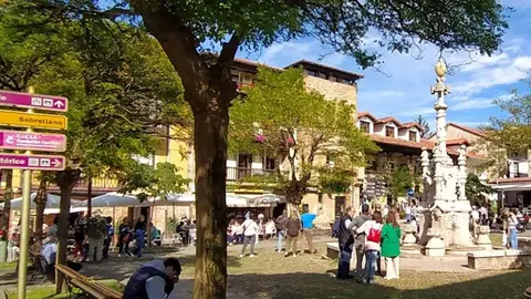 Entono de la plaza de los Tres Ca&ntilde;os en Comillas | Foto: Ayuntamiento