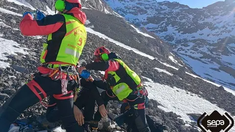 Los servicios del SEPA atienden al joven monta&ntilde;ero | Foto: SEPA Asturias