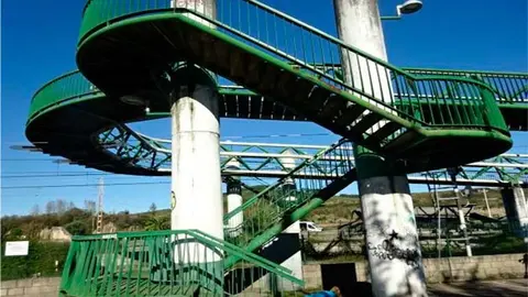 La pasarela para cruzar las v&iacute;as en Requejada se construy&oacute; en el a&ntilde;o 1999.