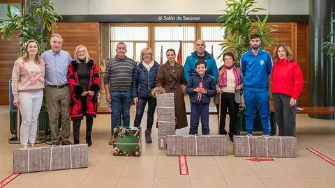 Ganadores del segundo concurso de decoraci&oacute;n navide&ntilde;a de Polanco junto a la alcaldesa y miembros del jurado.
