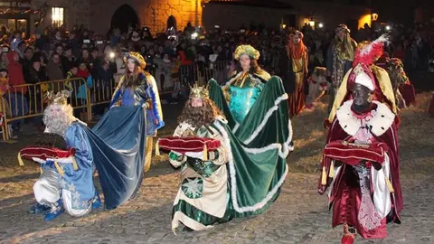 Imagen de archivo de la adoraci&oacute;n a los Reyes Magos en Santillana del Mar | Foto: Ayuntamiento