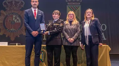 La Jefa Superior de la Polic&iacute;a Nacional en Cantabria, Carmen Mart&iacute;nez, recibe la Medalla de Honor de Torrelavega en manos del alcalde, Javier L&oacute;pez Estrada, junto con la delegada del Gobierno en Cantabria, Eugenia G&oacute;mez de Diego y la consejera de Presidencia, Isabel Urrutia | Foto: Ayuntamiento