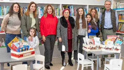 La alcaldesa y la concejal de Cultura con los ganadores de las cestas de la iniciativa 'Leer tiene premio' | Foto: Ayuntamiento