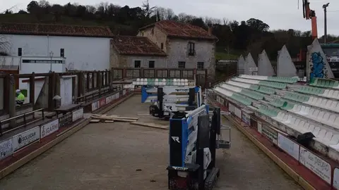 Han comenzado los trabajos para la instalaci&oacute;n de una cubierta en la bolera de Arce | Foto: Ayuntamiento de Pi&eacute;lagos