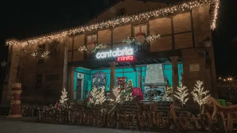 El Ayuntamiento de Cartes, uno de los espacios decorados en esta Navidad en la que m&aacute;s de 100.000 personas han visitado el municipio cartiego | Foto: Ayuntamiento