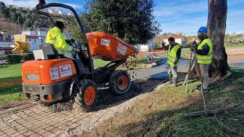 Trabajos de pavimentaci&oacute;n de la senda peatonal de La Ribera | Foto: Ayuntamiento