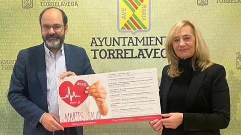 El concejal de Sanidad de Torrelavega, Jos&eacute; Luis Urraca; y la coordinadora de Martes de Salud, M&ordf; &Aacute;ngeles P&eacute;rez Flor, presentan las jornadas de 2025 | Foto: Radio Studio