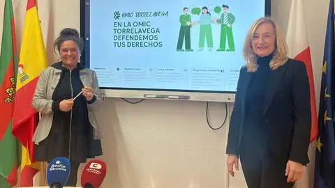 La concejala de Consumo, Esther V&eacute;lez, presenta la nueva p&aacute;gina web de la OMIC junto a M&ordf; &Aacute;ngeles P&eacute;rez Flor, asesora en esta materia | Foto: Radio Studio