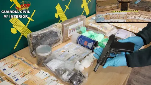 Imagen de droga, dinero y otros elementos incautados en la operaci&oacute;n 'Tiberio' | Foto: Guardia Civil