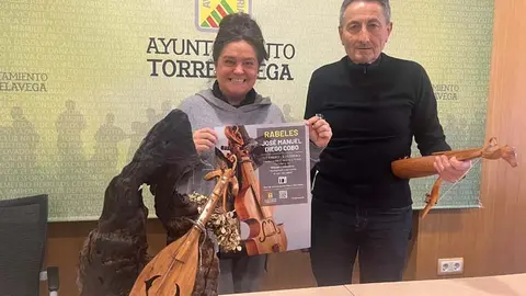 La concejala de Cultura, Esther V&eacute;lez, y el artista Jos&eacute; Manuel Diego Cobo , han presentado la exposici&oacute;n | Foto: Radio Studio