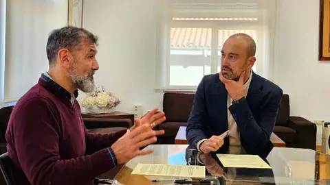 El alcalde de Torrelavega, Javier L&oacute;pez Estrada, y el director de la Escuela Municipal de Artes &lsquo;Eduardo L&oacute;pez Pisano&rsquo;, Pablo Burgos, han firmado el convenio de colaboraci&oacute;n entre el Ayuntamiento y la Asociaci&oacute;n Vegarte3 | Foto: Ayuntamiento