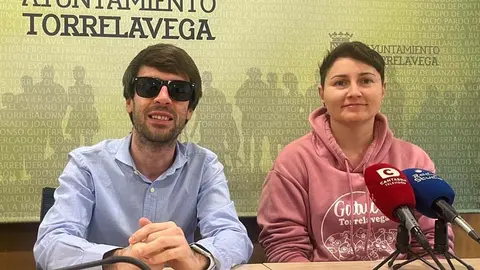 El concejal responsable de Bienestar Animal de Torrelavega, Borja Sainz, y Gema Guti&eacute;rrez, de Gatucos Torrelavega | Foto: Radio Studio