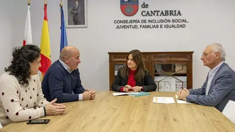 La consejera de Inclusi&oacute;n Social, Juventud, Familias e Igualdad, Bego&ntilde;a G&oacute;mez, recibe al alcalde de Cartes, Agust&iacute;n Molleda | Foto: Gobierno