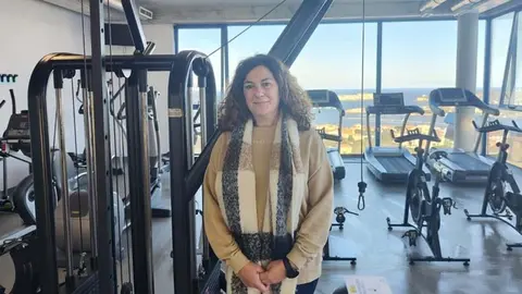 La concejala de Deportes de Suances, Ana Santiago, visita el gimnasio | Foto: Ayuntamiento