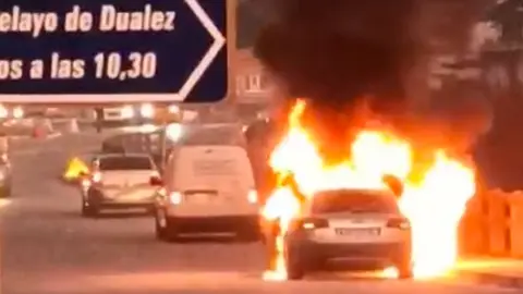 El conductor abandon&oacute; el veh&iacute;culo por su propio pie cuando detect&oacute; el problema | Foto: Radio Studio