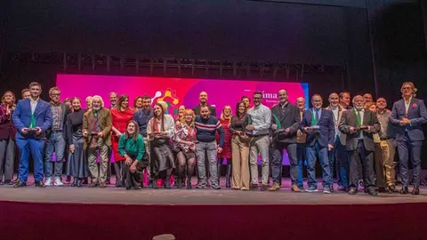 Foto de familia en la III Gala del Comercio, Industria y Hosteler&iacute;a de Torrelavega | Foto: Ayuntamiento