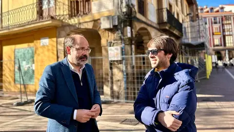 Jos&eacute; Luis Urraca y Borja Sainz junto al edificio que se consolidar&aacute; en Baldomero Iglesias | Foto: PSOE