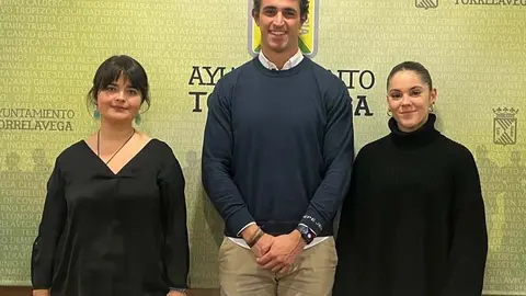 El concejal de Juventud, Nacho Gonz&aacute;lez, junto a Marina Sainz (izquierda) e Inma Conde (derecha), en la presentaci&oacute;n del Mozand&aacute; Fest | Foto: Radio Studio