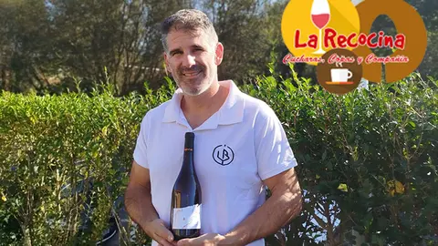 Jorge Ca&ntilde;izo, uno de los propietarios de Bodegas y Vi&ntilde;edos de Isla, con una botella de su ER17