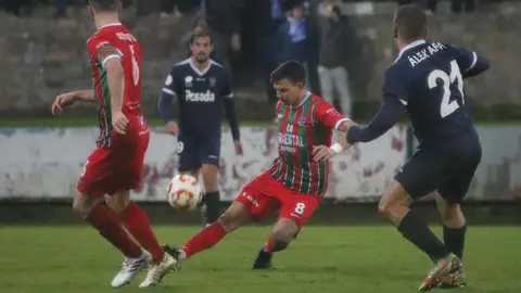Edu Bedia juega un bal&oacute;n sobre el barro de Miramar | Foto: N&eacute;stor Revuelta/RS Gimn&aacute;stica
