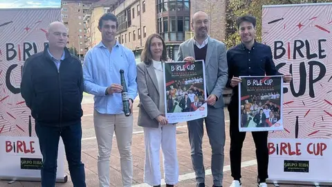 El alcalde de Torrelavega, Javier L&oacute;pez Estrada; la directora general de Deportes, Susana Ruiz; y los&nbsp;organizadores, Diego Balbont&iacute;n; y Domingo Agudo, presentan la II Birle Cup | Foto: Radio Studio